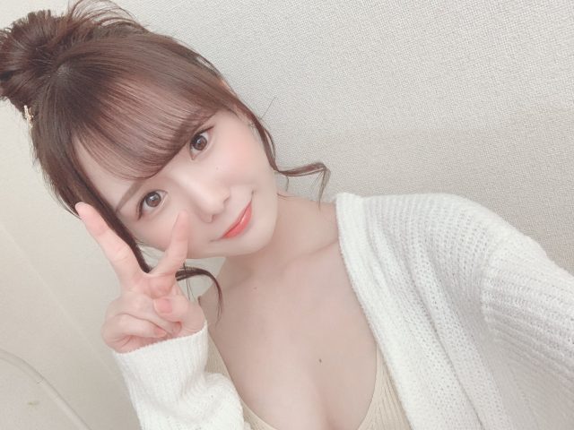 Sakamichi Miru rủ fan nam đi chơi