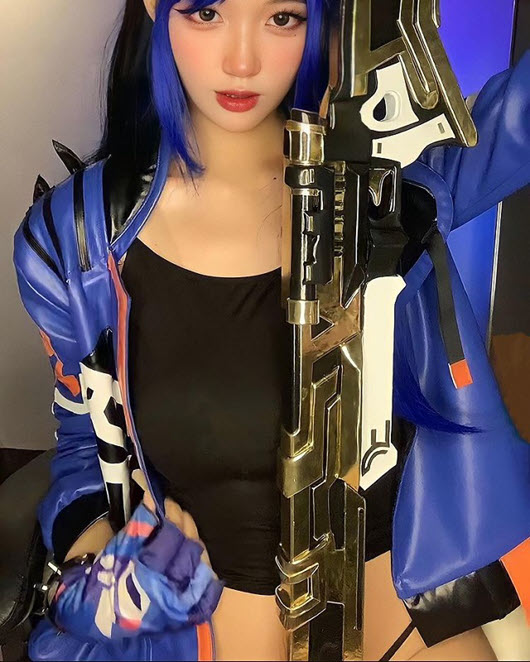 cosplayer đặc vụ valorant